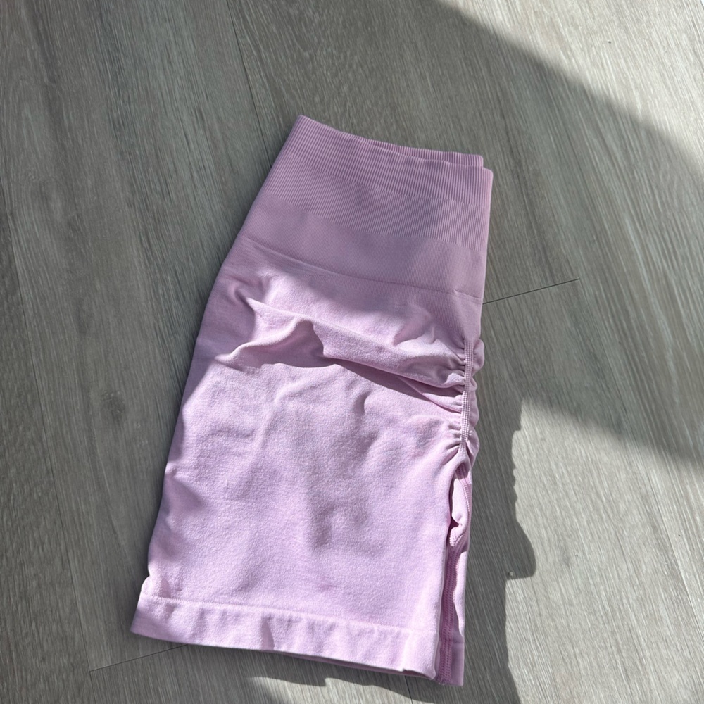 Cute color! Slightly see thru so don’t wear on leg day